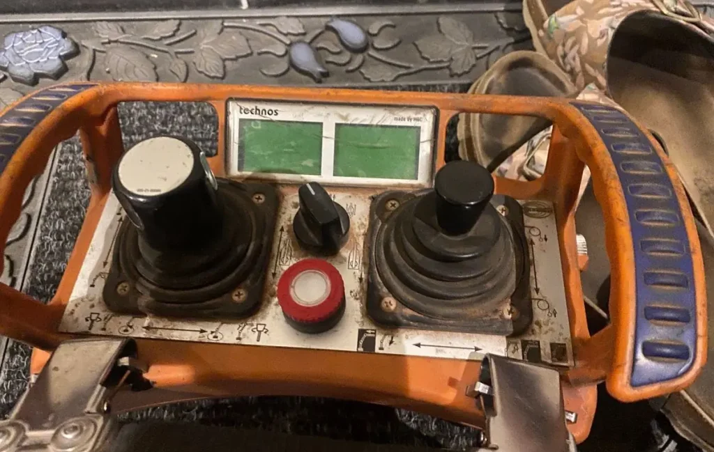 Versleten radiobesturing op de werkbank in het atelier, klaar voor herstelling