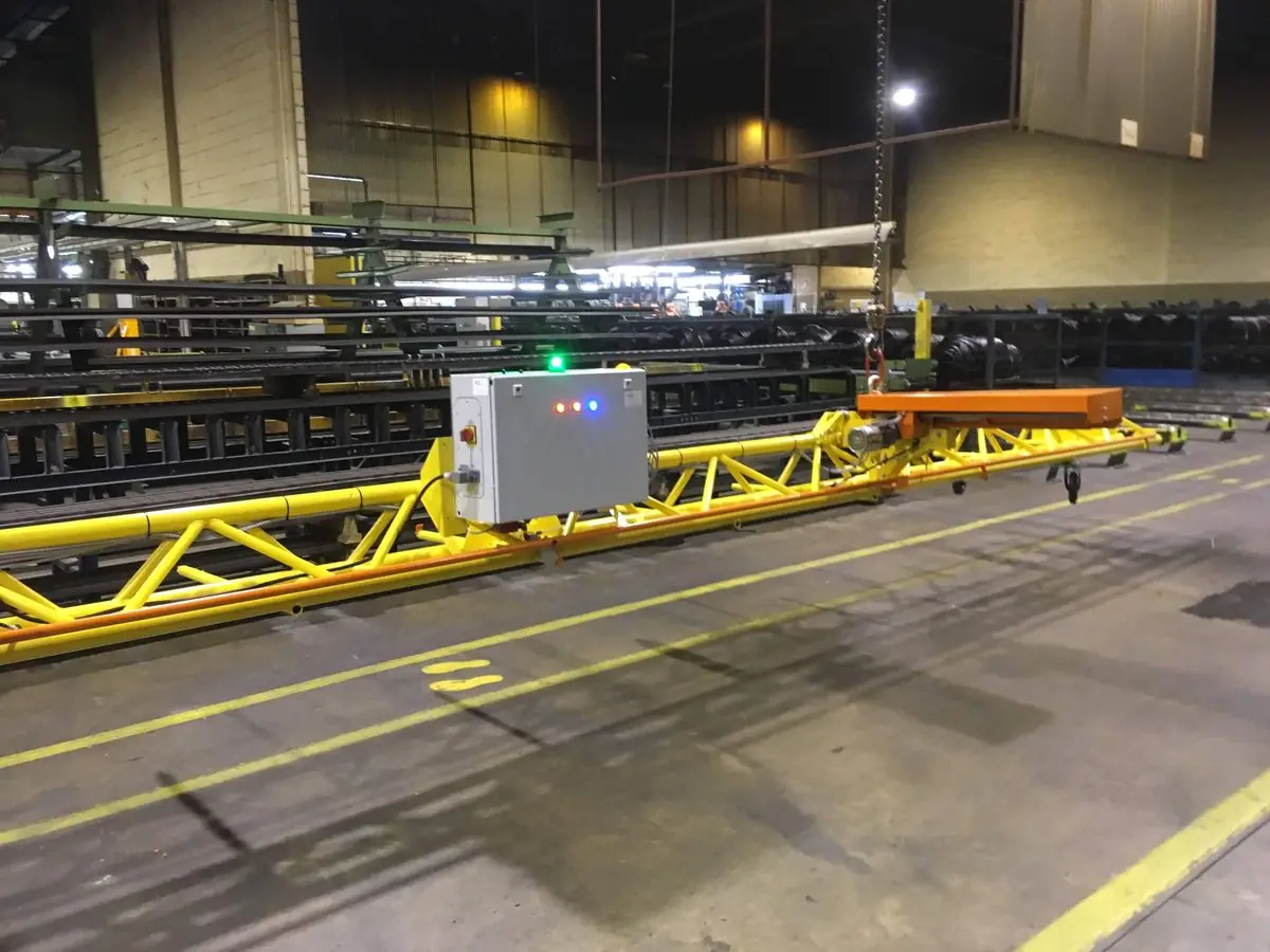 Geel hijsframe met inclinatiebewaking en stuurkast in een productiehal