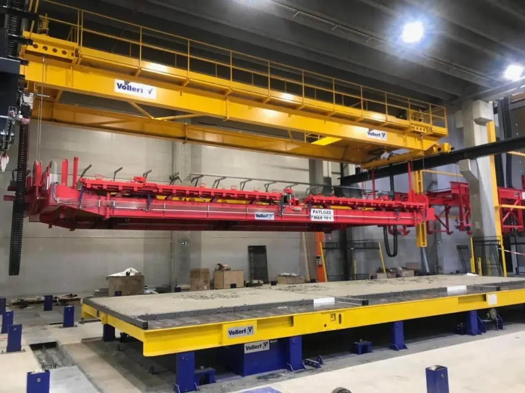 Rolbrug boven de productielijn in de nieuwe prefab-betonfabriek