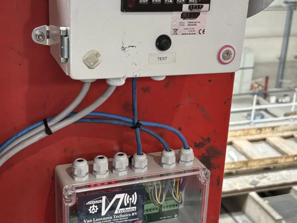 Lastbegrenzer met aansluitkast van Van Looveren Technics op een kraanbalk