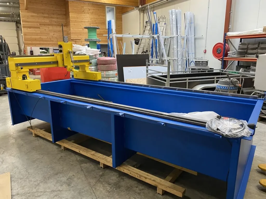 Snijrobot voor isolatieplaten tijdens de opbouw in de werkplaats