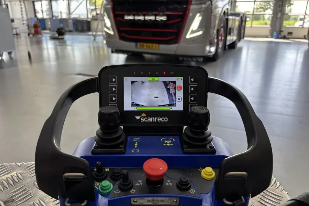 Scanreco-zender voor draadloos rijden met een Volvo-vrachtwagen op de achtergrond