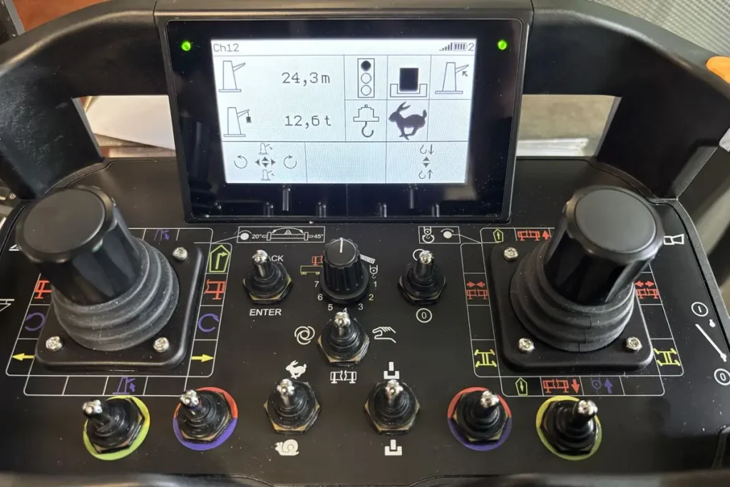 Zender op maat met display en twee joysticks