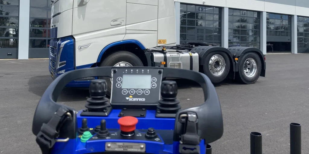 Radiobesturing voor draadloos rijden met een Volvo-trekker