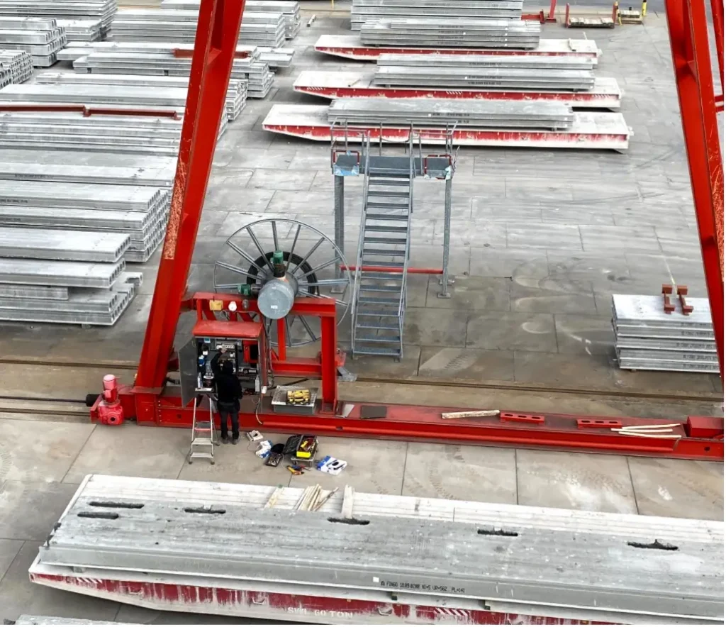Rolbrug met kabeltrommel boven betonelementen