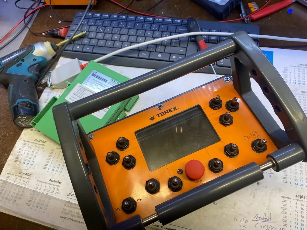 Radiozender op de werkbank in ons atelier in Berlaar, tussen gereedschap en meetapparatuur