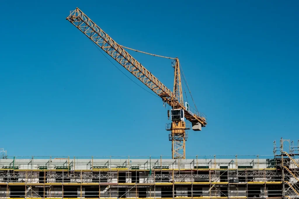 Bouwkraan boven een werf in aanbouw