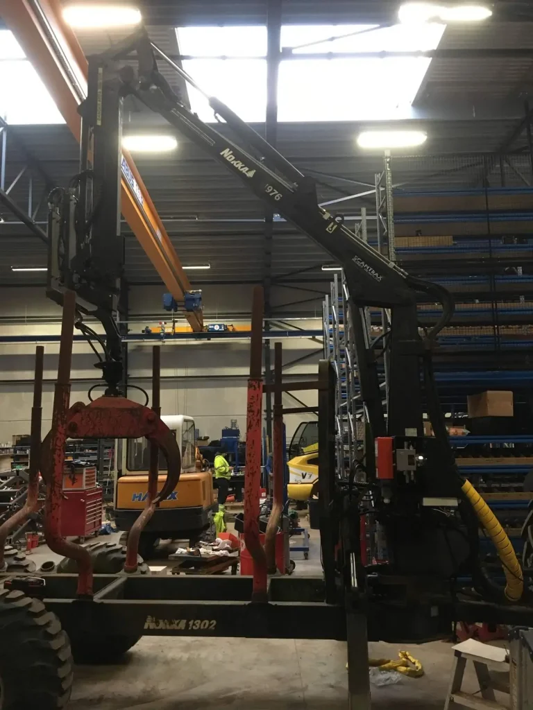 Boomkraan met grijper in de werkplaats