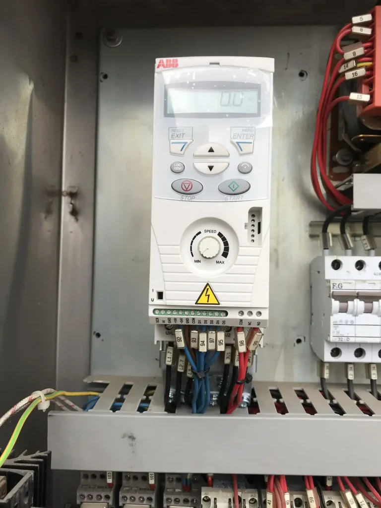 ABB-frequentiesturing in een bestaande kast