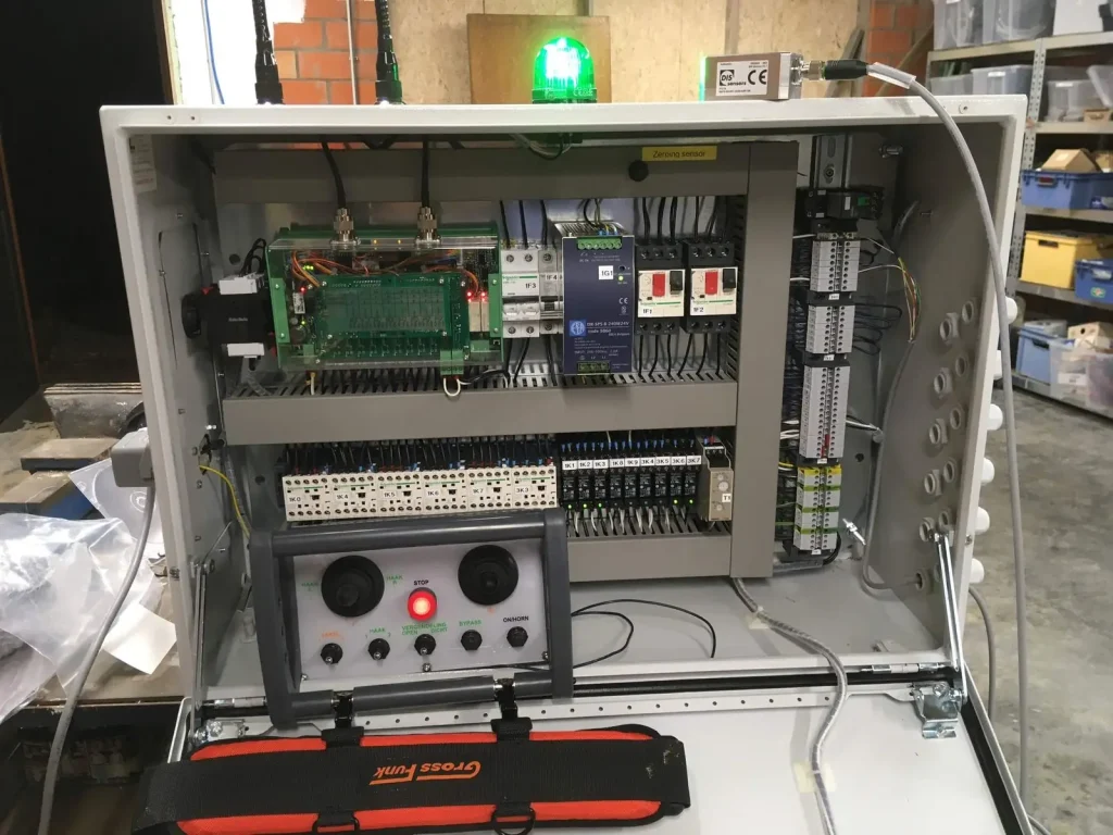 Stuurkast in opbouw in de werkplaats