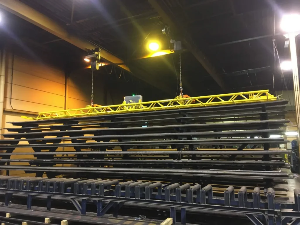 Hijsframe boven de opslag van matrijzen