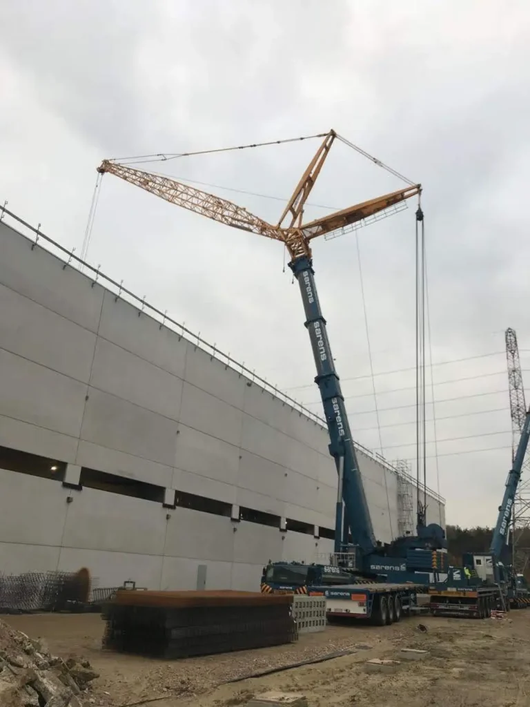 Mobiele kraan bij de nieuwe productiehal