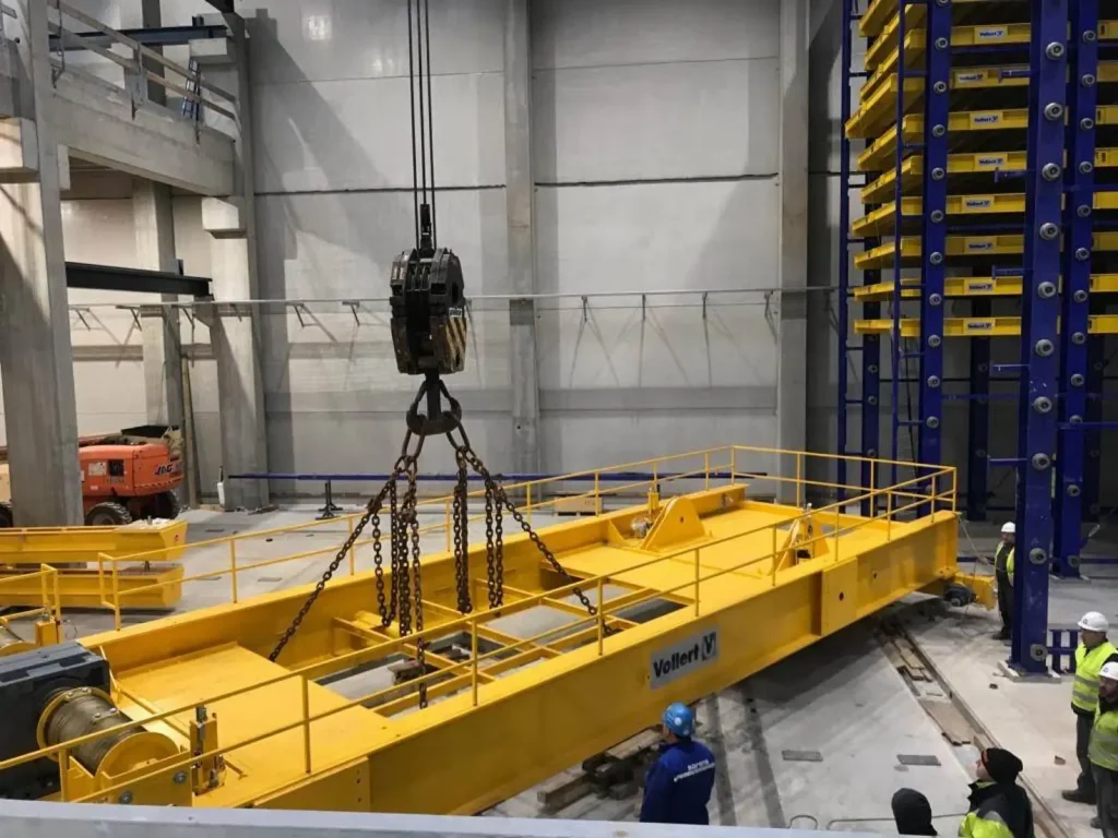Een rolbrug wordt in de hal gehesen