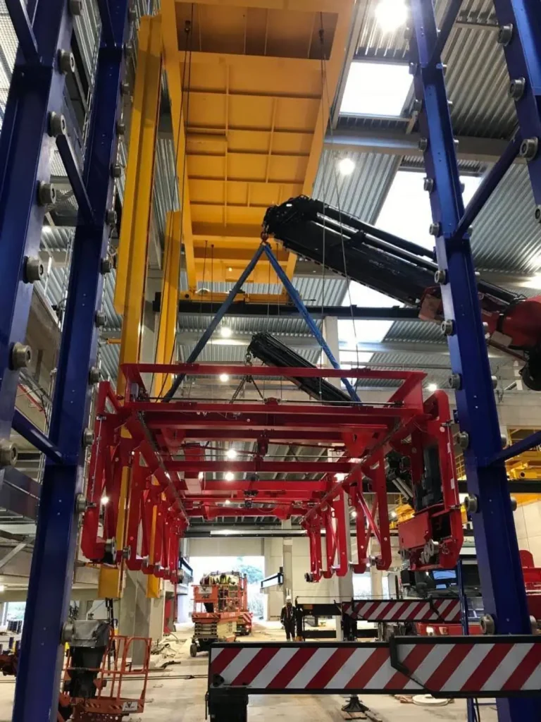 Hijsframe wordt op de kraanbaan geplaatst