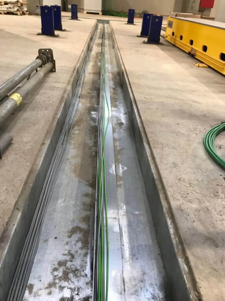Kabelgoot in de vloer voor de machines