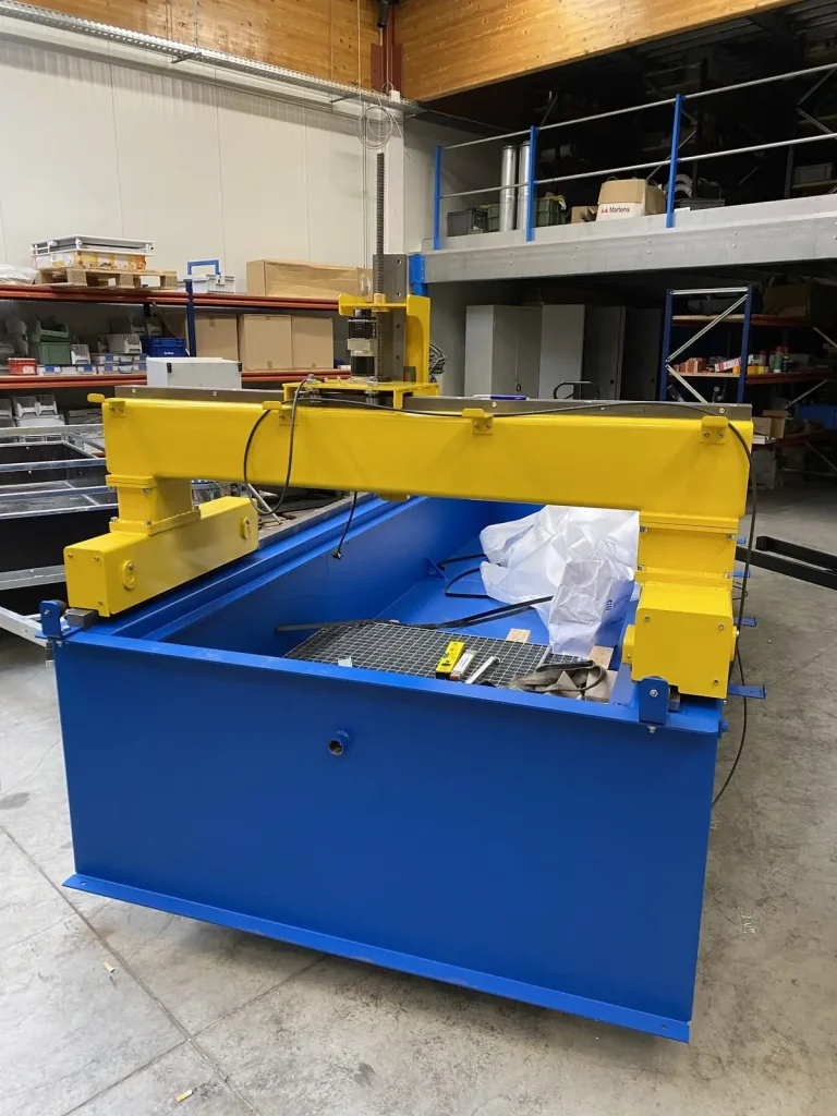 Het frame van de snijrobot tijdens de opbouw