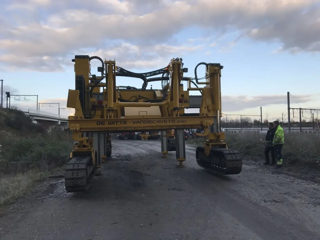 Tracklayer op rupsen tijdens een test op het terrein