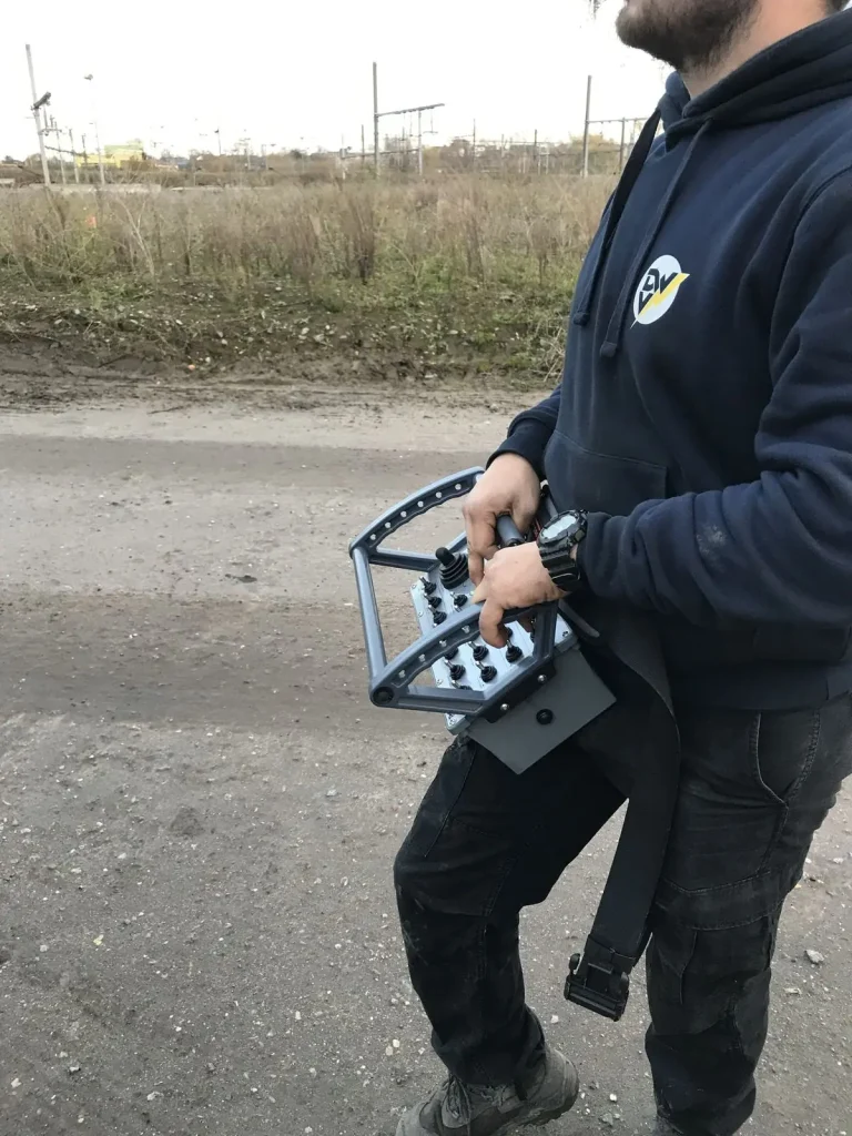 De machinist draagt de zender met buikgordel