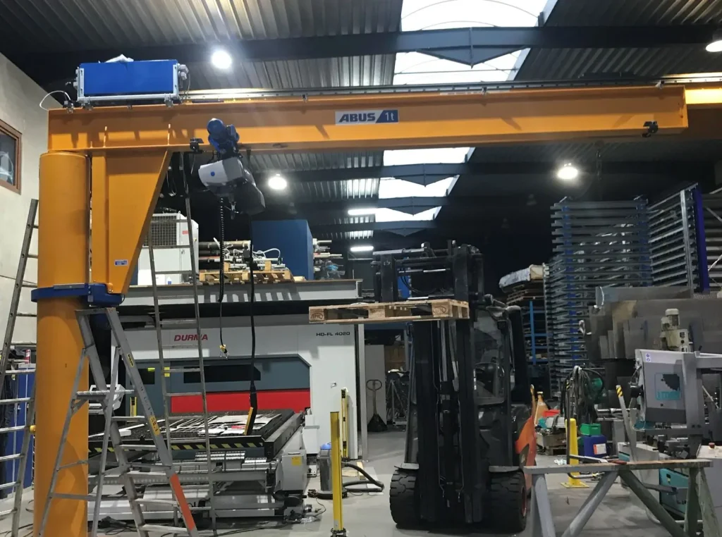 Portaal met takel in de productiehal