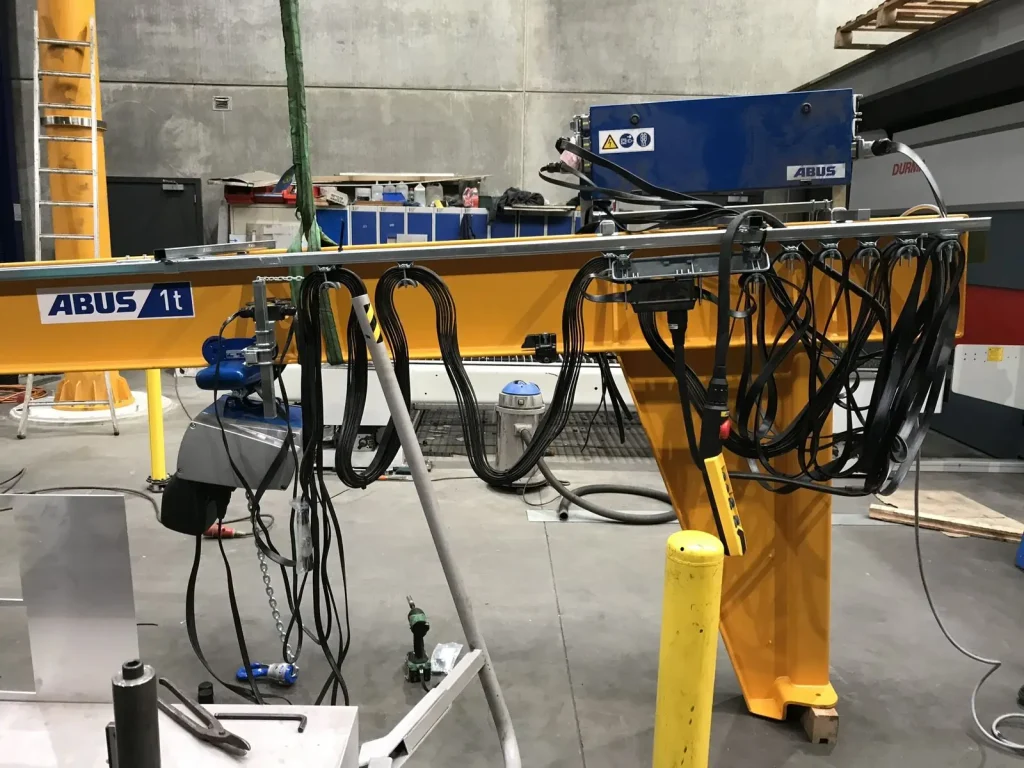 Kraanarm met kabelgeleiding tijdens de montage