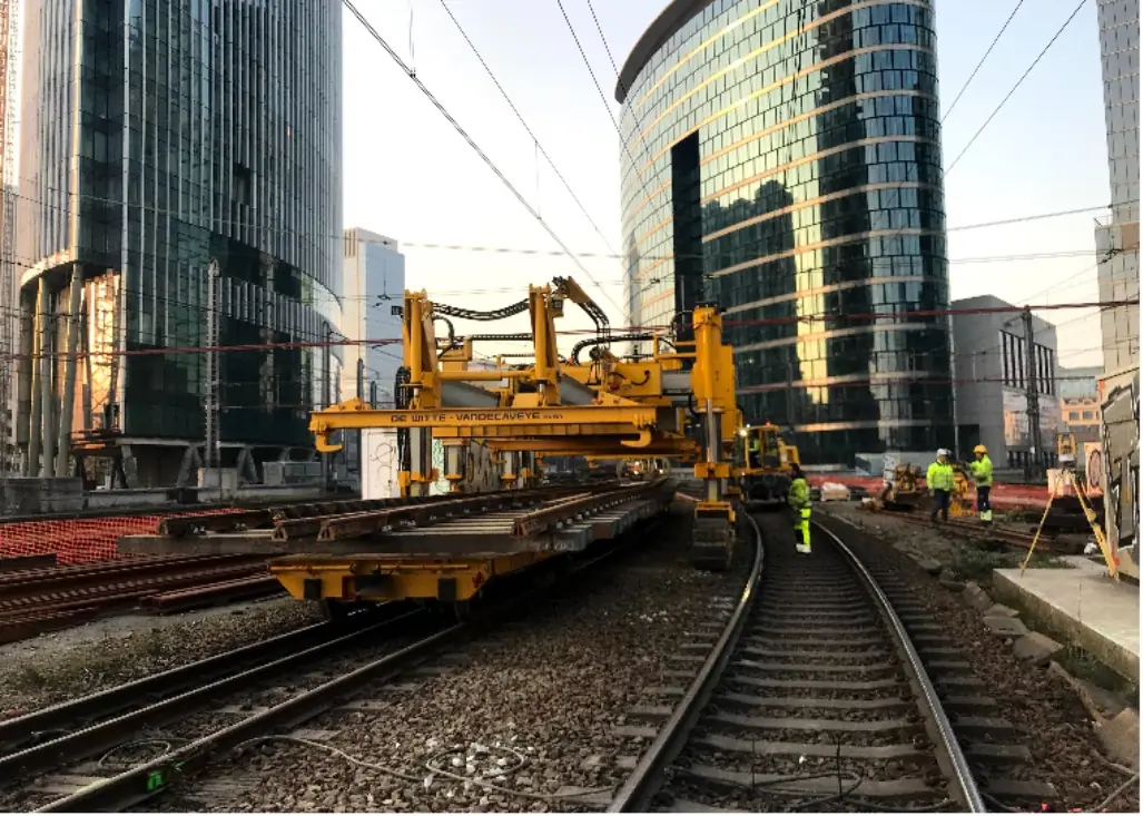 Tracklayer legt spoorsegmenten tussen kantoortorens